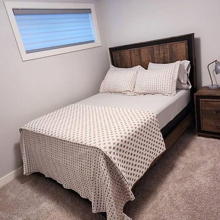 Deluxe 2 Bedroom Suite With*Netflix/Cable/Prime Edmonton Ngoại thất bức ảnh
