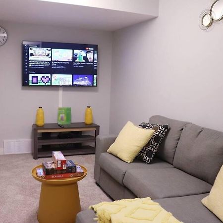 Deluxe 2 Bedroom Suite With*Netflix/Cable/Prime Edmonton Ngoại thất bức ảnh