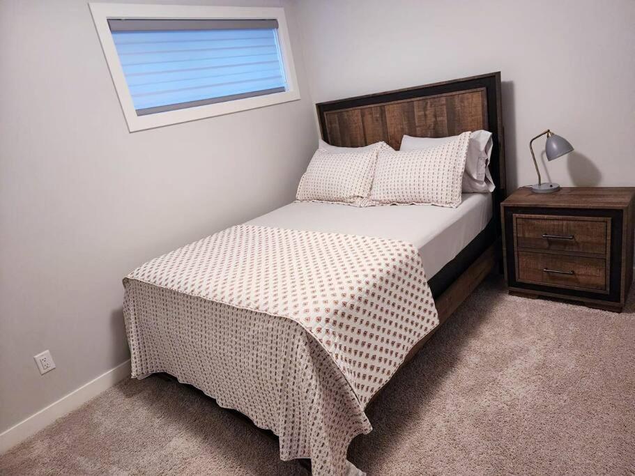 Deluxe 2 Bedroom Suite With*Netflix/Cable/Prime Edmonton Ngoại thất bức ảnh