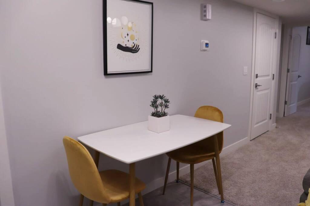 Deluxe 2 Bedroom Suite With*Netflix/Cable/Prime Edmonton Ngoại thất bức ảnh