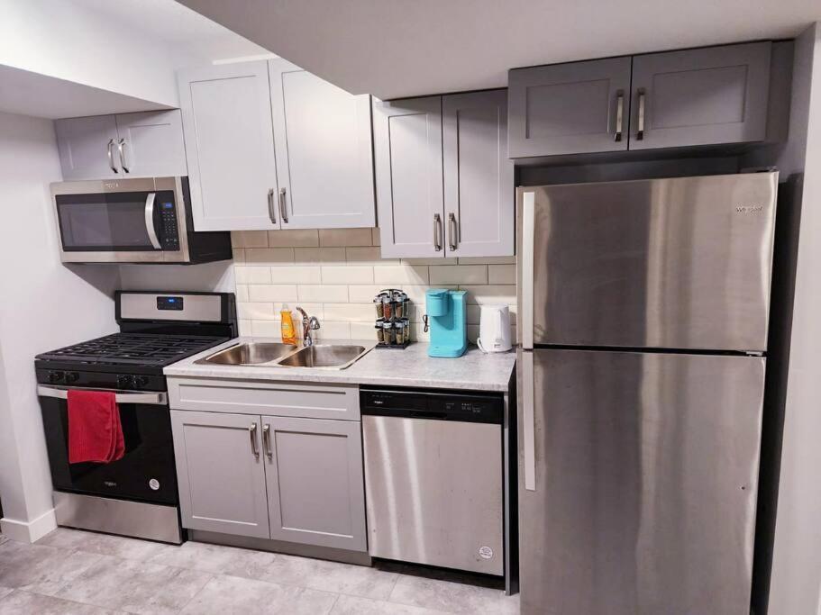 Deluxe 2 Bedroom Suite With*Netflix/Cable/Prime Edmonton Ngoại thất bức ảnh