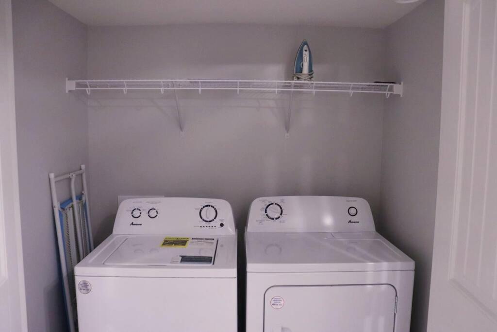 Deluxe 2 Bedroom Suite With*Netflix/Cable/Prime Edmonton Ngoại thất bức ảnh