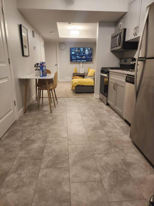 Deluxe 2 Bedroom Suite With*Netflix/Cable/Prime Edmonton Ngoại thất bức ảnh