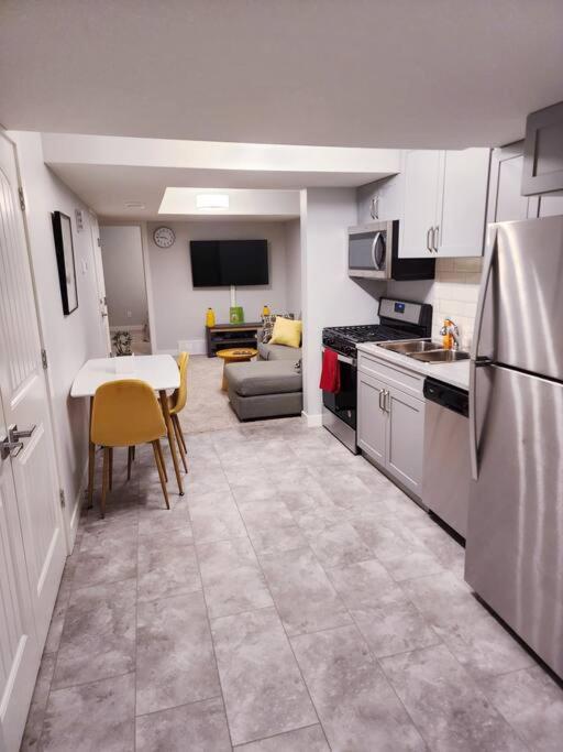 Deluxe 2 Bedroom Suite With*Netflix/Cable/Prime Edmonton Ngoại thất bức ảnh