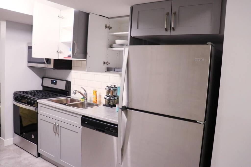 Deluxe 2 Bedroom Suite With*Netflix/Cable/Prime Edmonton Ngoại thất bức ảnh
