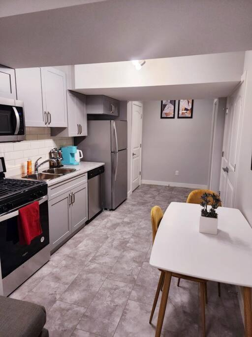 Deluxe 2 Bedroom Suite With*Netflix/Cable/Prime Edmonton Ngoại thất bức ảnh