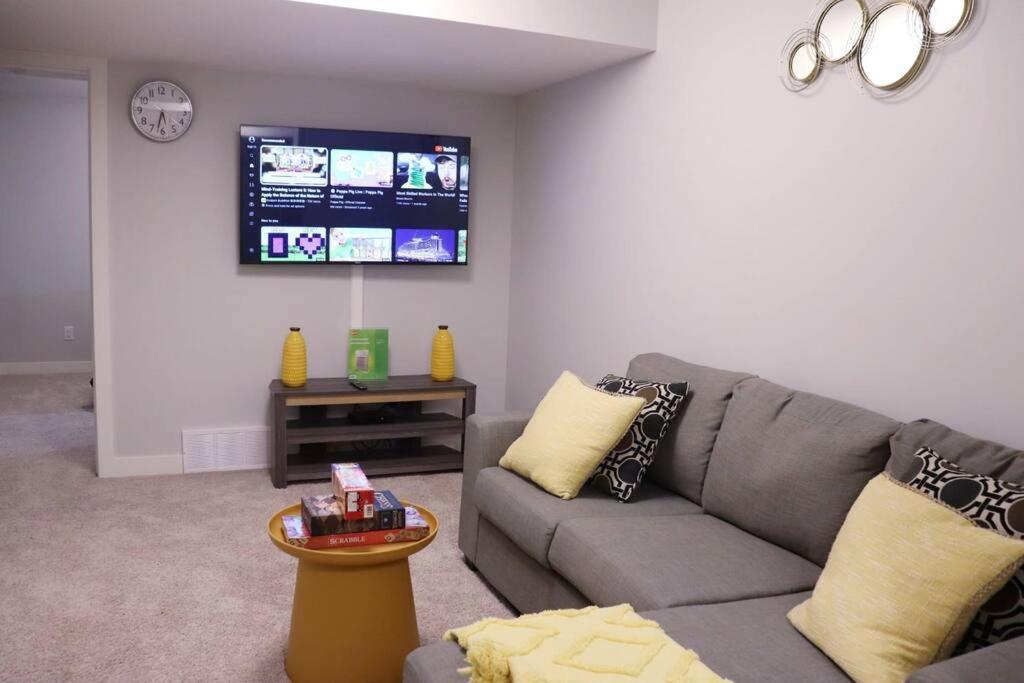 Deluxe 2 Bedroom Suite With*Netflix/Cable/Prime Edmonton Ngoại thất bức ảnh